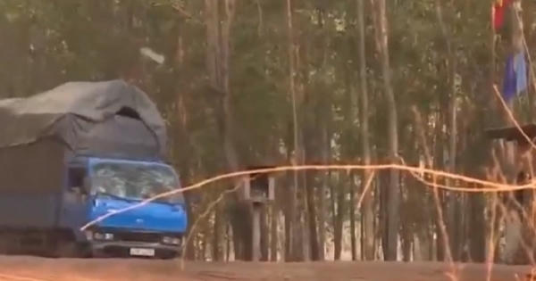 Hành trình mãi lộ của xe chở gỗ trái phép