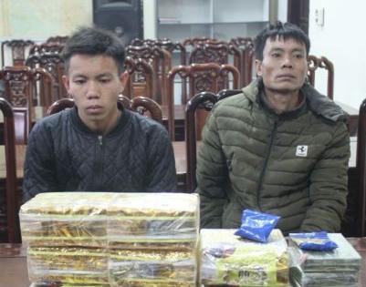 Nghệ An: Bắt hai cha con tự lái xe vận chuyển heroin và ma túy dạng đá
