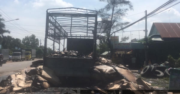 Bình Dương: Xe tải chở giấy bốc cháy ngùn ngụt, tài xế may mắn thoát nạn