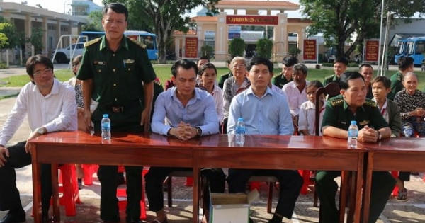 Sẻ chia ấm áp nghĩa tình của Báo Pháp luật Việt Nam với bà con nghèo huyện đảo Phú Quốc