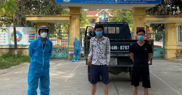Cưỡng chế 2 đối tượng F1 chống đối không đi cách ly, còn buông lời xúc phạm