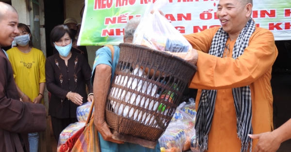 Tặng quà hỗ trợ đồng bào dân tộc S’tiêng chống dịch Covid-19 Tặng quà hỗ trợ đồng bào dân tộc S’tiêng chống dịch Covid-19