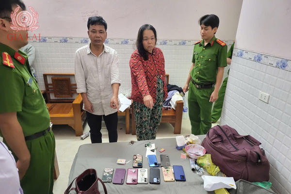Cặp vợ chồng đạo chích bị bắt với hàng chục chiếc điện thoại trong người