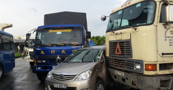 Ô tô 7 chỗ bị kẹp nát, 2 người chui ra từ cốp xe