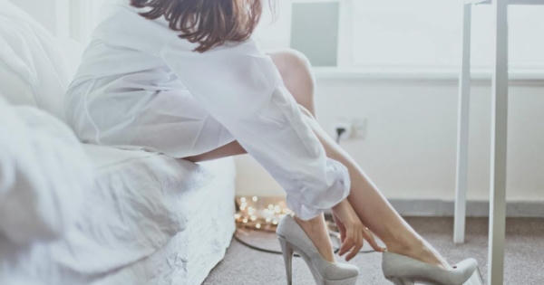 Chồng giúp bạn gái của vợ thăng hoa
