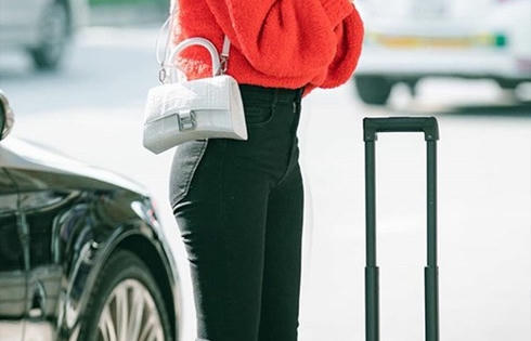 Ngọc Trinh đụng hàng áo hiệu với Jennie (Black Pink), body và thần thái chẳng kém ai