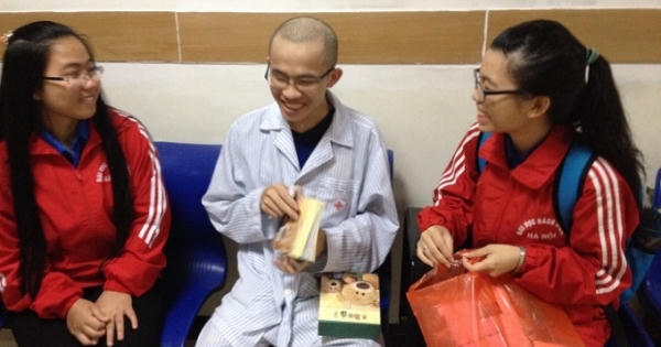 Sinh viên Bách Khoa bán trà đá góp tiền cứu bạn