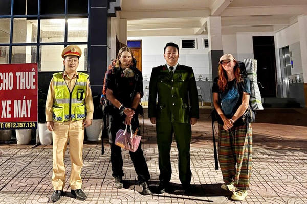 Kịp thời hỗ trợ 2 du khách người Nga đi lạc ở biên giới Việt - Lào