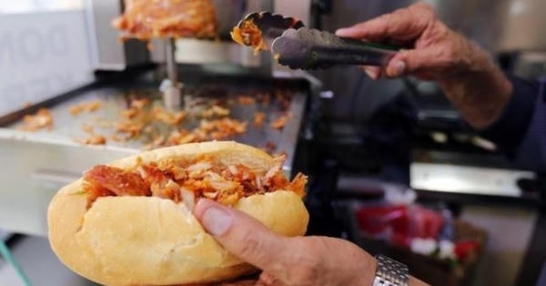 Ăn đồ ăn nhanh, bạn đang tiêu thụ cả hóa chất để sản xuất nhựa