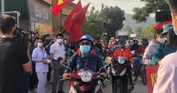 Người dân xã Quỳnh Lập hân hoan khi được dỡ bỏ lệnh phong tỏa