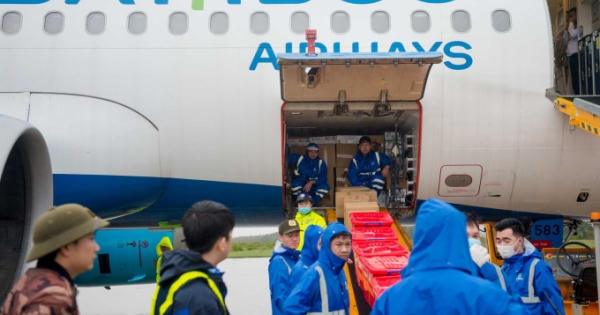 Chuyến bay đặc biệt của Bamboo Airways chở hàng cứu trợ hạ cánh miền Trung Chuyến bay đặc biệt của Bamboo Airways chở hàng cứu trợ hạ cánh miền Trung