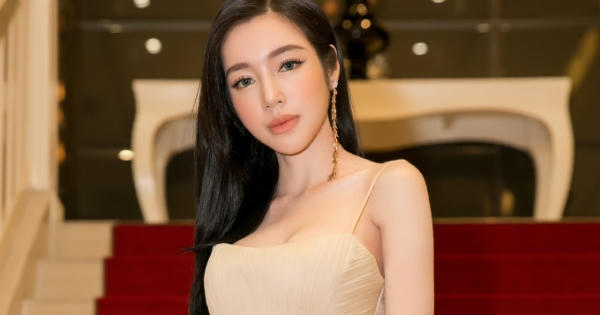 Thỉnh thoảng mới xuất hiện, Elly Trần diện váy cắt xẻ, khoe đường cong hút mắt thế này