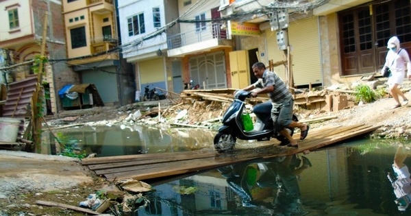 Hà Nội: Người dân lát ván, bắc cầu để đi do công trình chậm tiến độ