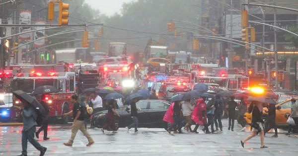 Trực thăng lao vào toà nhà cao 229m ở trung tâm New York, dân nháo nhào tưởng khủng bố như 11/9