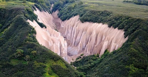 Vẻ đẹp kỳ ảo của thung lũng đá trắng như ở hành tinh khác