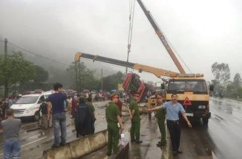 Nóng: Lật xe khách tại Hà Tĩnh, 2 người chết nhiều người bị thương Nóng: Lật xe khách tại Hà Tĩnh, 2 người chết nhiều người bị thương