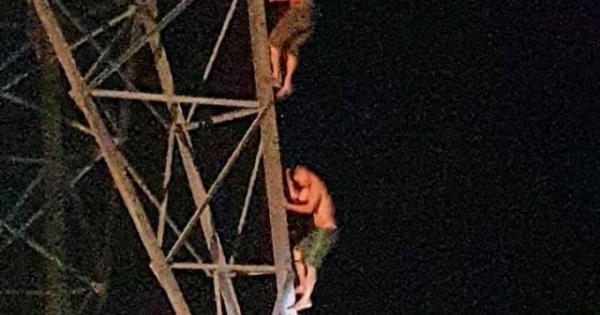 Hi hữu, hai anh em kẹt cứng nhiều giờ trên cột điện cao thế