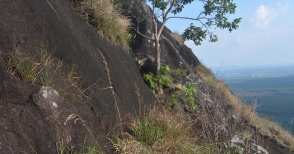 Bàng hoàng phát hiện thi thể người đàn ông trên vách đá