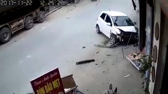 Được chồng dạy lái xe, người phụ nữ đâm nát đầu xe