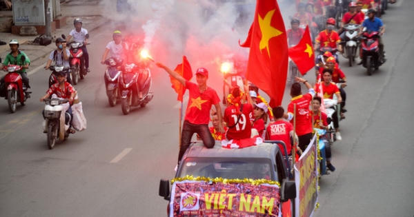 Cổ động viên diễu hành "tiếp lửa" thầy trò HLV Park Hang Seo