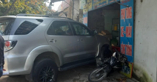 Fortuner đâm sập cửa nhà dân sau va chạm