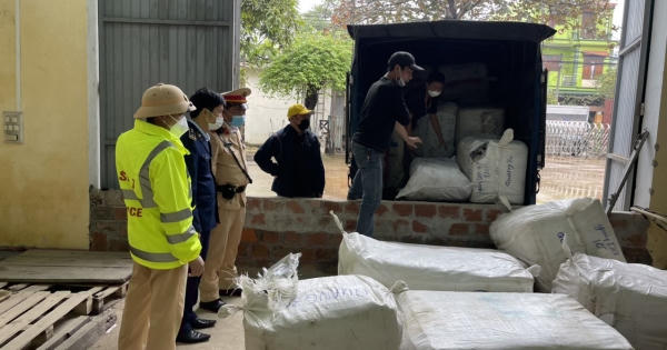 CSGT bắt xe vận chuyển hàng lậu "khủng" ở Quảng Bình