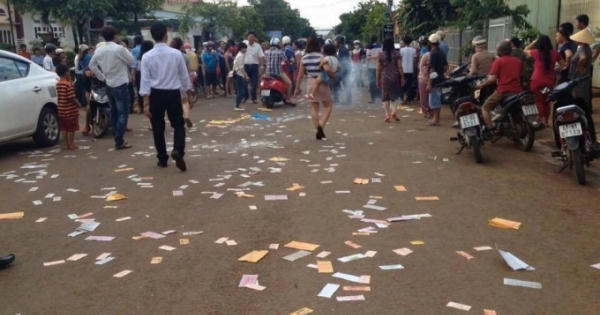 Đám cưới có 1 không 2: Khóc lóc, mở nhạc đám ma, rải vàng mã