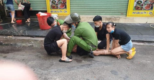 Khống chế đối tượng có biểu hiện "ngáo đá" chặn ô tô trấn tiền tài xế, đánh công an