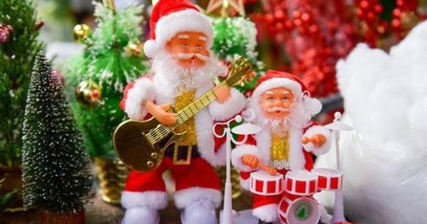 'Lóa mắt' vì đồ chơi giáng sinh phố Hàng Mã