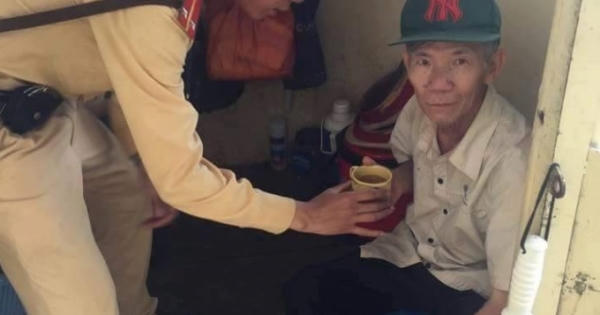 Hà Nội: Nghĩa cử cao đẹp của 2 chiến sĩ CSGT Hà Nội: Nghĩa cử cao đẹp của 2 chiến sĩ CSGT