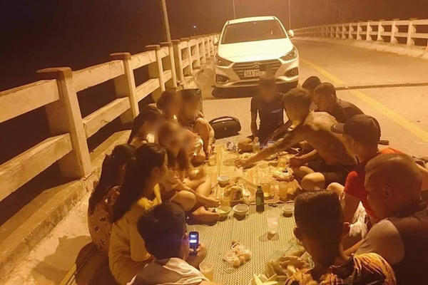 Cư dân mạng phẫn nộ với nhóm thanh niên ngang nhiên tổ chức ăn nhậu trên cầu vượt
