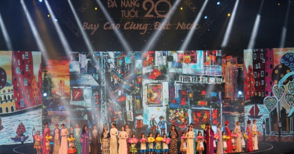 “Đà Nẵng tuổi 20 - Bay cao cùng đất nước”: Hoành tráng, giàu cảm xúc “Đà Nẵng tuổi 20 - Bay cao cùng đất nước”: Hoành tráng, giàu cảm xúc