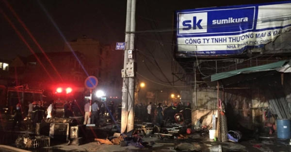 Hà Nội: Cháy lớn tại kho chứa điều hòa tại Tam Trinh