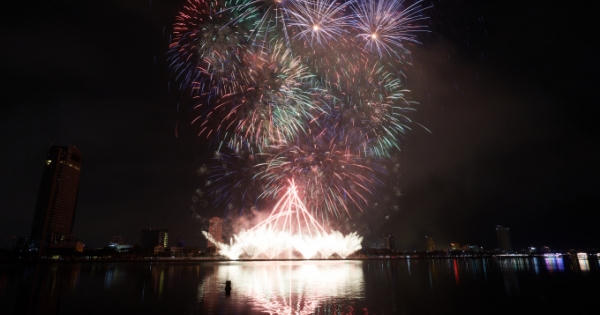 Màn so tài giữa Ba Lan - Việt Nam tại lễ hội pháo hoa quốc tế Đà Nẵng 2018