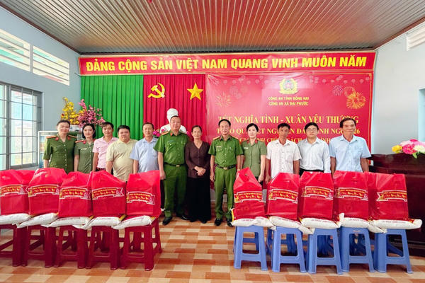 Đồng Nai: Công an xã Đại Phước tặng quà cho các hộ dân dịp Tết Nguyên đán 2026