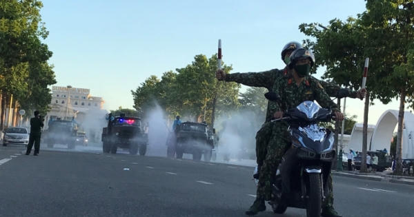 Xe đặc chủng của Bộ tư lệnh Quân khu 4 phun hóa chất khử khuẩn trên địa bàn TP Vinh