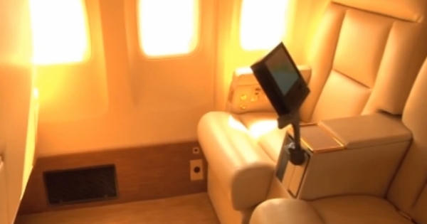 Khám phá nội thất dát vàng chuyên cơ Donald Trump