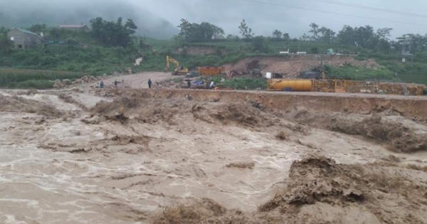 Mưa lũ càn quét, nhiều tỉnh phía bắc bị chia cắt