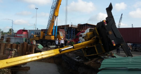 Cần cẩu lật nhào, một người trọng thương tại công trình nút giao thông Mỹ Thủy