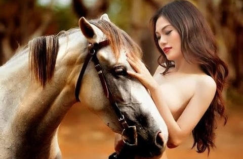 Người đẹp lại được quyền “khoe” ảnh khỏa thân