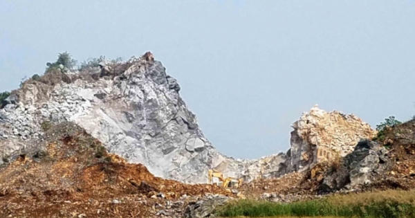 Xẻ núi khai thác đá trái phép ở Bình Thuận