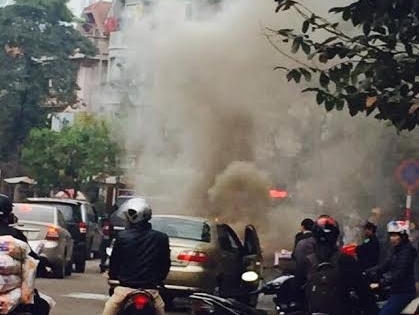 Hà Nội: Ô tô bốc cháy ngùn ngụt trên phố, hàng trăm người hốt hoảng