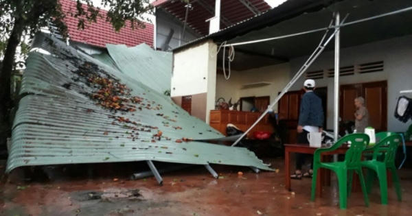 Bình Phước: Mưa to kèm lốc xoáy khiến nhiều nhà dân bị tốc mái Bình Phước: Mưa to kèm lốc xoáy khiến nhiều nhà dân bị tốc mái