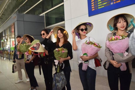 Exid hào hứng liên tục vẫy tay chào fan ở sân bay khi đến Việt Nam Exid hào hứng liên tục vẫy tay chào fan ở sân bay khi đến Việt Nam