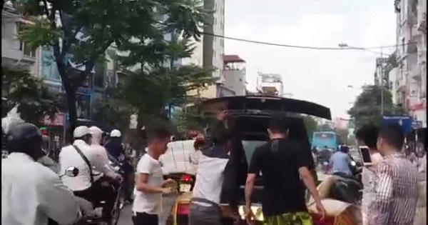 Siêu xe Lamborghini "mạ vàng" bốc cháy trên phố Hà Nội