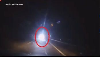 Clip va chạm kinh hoàng vì xe ngược chiều bật đèn pha