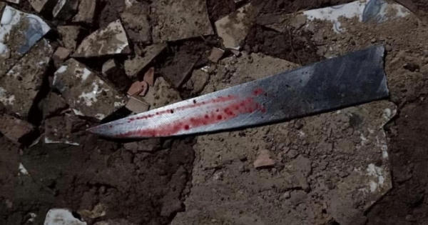 Mâu thuẫn từ ánh đèn pha xe máy, dùng dao đâm thấu ngực đối thủ