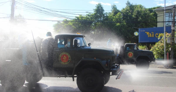 Nghệ An triển khai phun khử khuẩn toàn TP Vinh để phòng dịch Covid-19