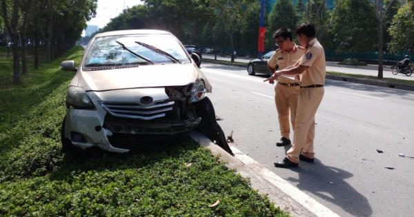 Xe cứu hỏa hất taxi công nghệ xoay tròn trên đại lộ Mai Chí Thọ