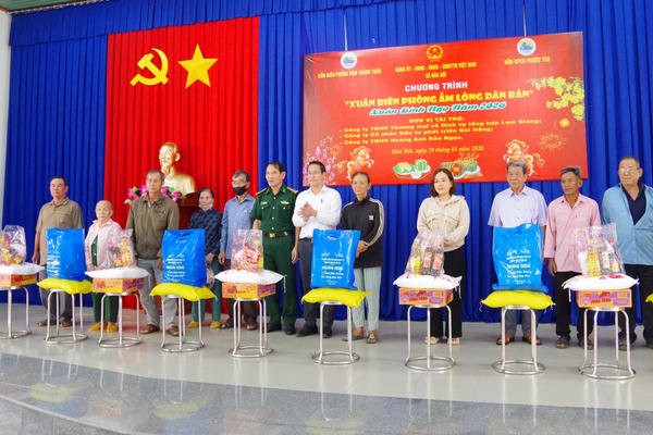 Tây Ninh: Trao 230 phần quà Tết trong Chương trình “Xuân Biên phòng ấm lòng dân bản” tại xã Hòa Hội